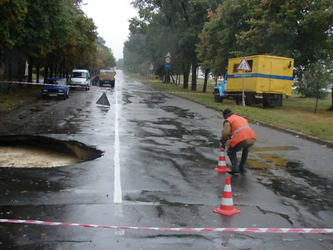 Яма глубиной 7м - дороги Украины